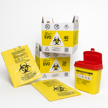 Recipient înțepătoare galben cu capac roșu și cutii EVO marcaj UN3291, fundal studio alb