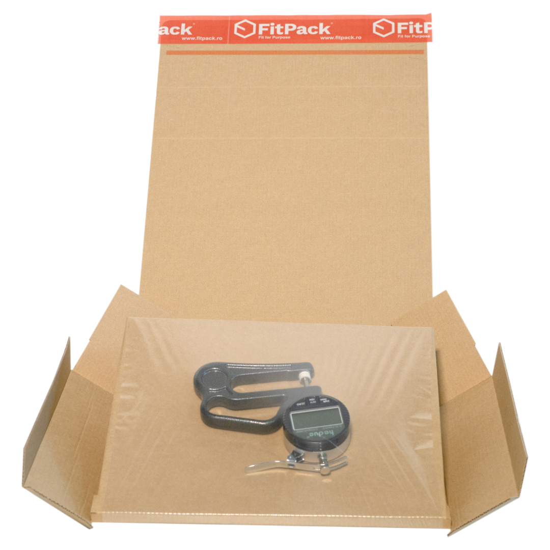 FixBox – cutie carton kraft cu bandă adezivă pentru e-commerce, exemplu ambalare produs mic pentru curierat