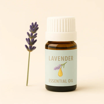 Sticlă cu ulei esențial și lavandă — produse aromaterapie Netpack